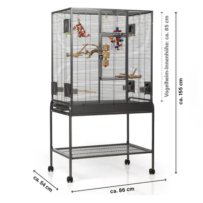 Vogelkooi met afmetingen: ca. 86 cm breed, ca. 54 cm diep, ca. 155 cm hoog, binnenhoogte ca. 85 cm. Met zitstokken, speelgoed en voerbakken zichtbaar.