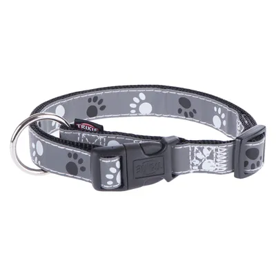Collier pour chien Trixie gris avec motifs pattes, boucle en plastique noir et anneau métallique visible.