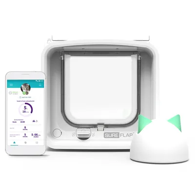 SureFlap mikrochip-kæledyrslåge med smartphone-app til aktivitetsmonitorering, hvidt design, inkl. hub og app-visning af kæledyrsdata.
