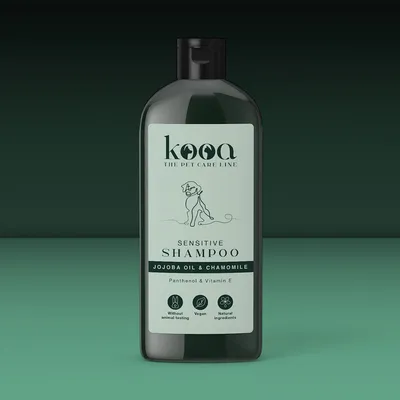 kooa Sensitive Shampoo with jojoba oil and chamomile. Contains panthenol and vitamin E. No animal testing, vegan, natural ingredients.