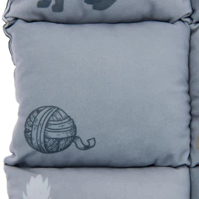 Graues Polster mit aufgedrucktem Wollknäuel-Motiv, geeignet für dekorative Zwecke oder Tierzubehör.