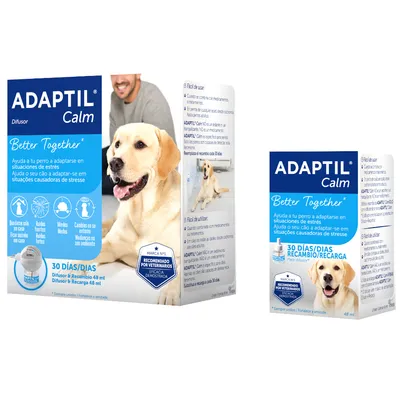 Embalagens de ADAPTIL Calm Difusor e Recarga 48 ml, com imagem de cão e texto: 'Ajuda o seu cão a adaptar-se em situações causadoras de stresse', '30 dias/dias recarga/recarga'.