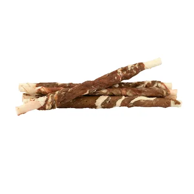Mehrere braun-weisse Kausnacks in gedrehter Form, sichtbar auf weissem Hintergrund.