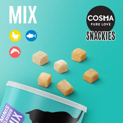 Cosma Pure Love Snackies Mix, cubes de friandises visibles, illustrations poulet, poisson et une autre viande, texte 'MINIS FLAVOUR MIX' sur l’emballage partiellement visible.
