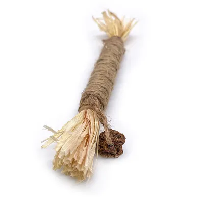 Spielzeug aus Naturmaterialien: zusammengerolltes Seil mit Fransen und braunem Knäuel am Ende.