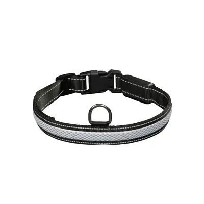 Schwarzes Halsband mit reflektierendem Streifen, Kunststoffverschluss und Metallring für Leinenbefestigung.