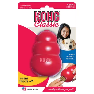 KONG Classic igračka za pse, veličina Large 13–30 kg, crvena, natpisi: 'INSERT TREATS', 'SUPER DURABLE FORMULA', 'MADE IN USA', pas i ruka koja stavlja poslasticu u igračku.