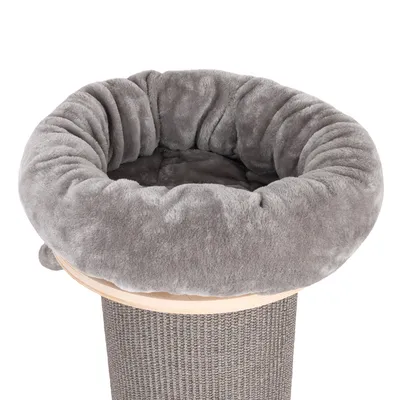 Cama acogedora gris y redonda con acolchado suave sobre un árbol rascador de sisal y madera.