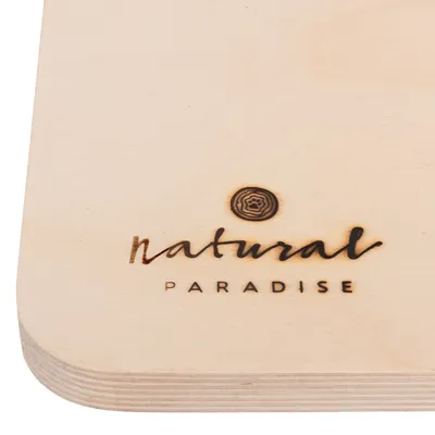 Natural Paradise. Logo na jasnym drewnie z symbolem pierścienia drzewa.