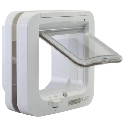 Puerta para mascotas blanca de plástico con solapa transparente abatible y marca visible SUREFLAP en la parte inferior.