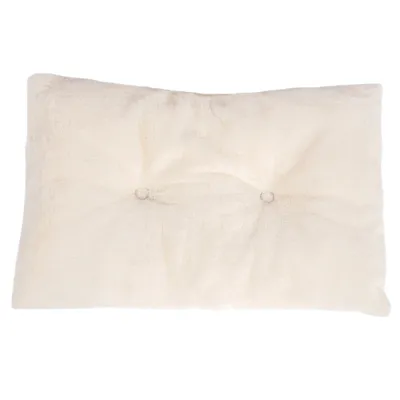 Coussin rectangulaire beige en tissu doux avec deux boutons visibles au centre, surface moelleuse sans motif ni marque apparente.