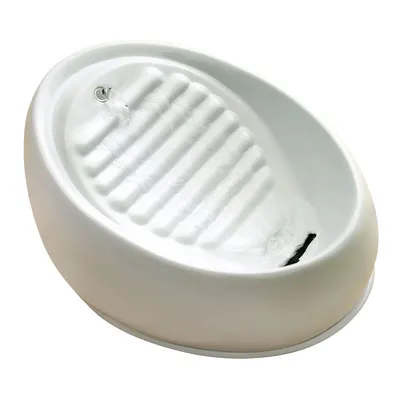 Valkoinen juomalähdeallas lemmikeille, jossa virtaava vesi ja uritettu pinta.