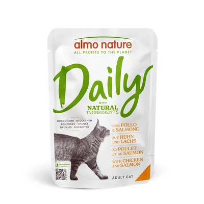 Almo Nature Daily z naturalnymi składnikami, kawałki Bocconcini z kurczakiem i łososiem. Dla dorosłych kotów. Opakowanie przedstawia szarego kota.