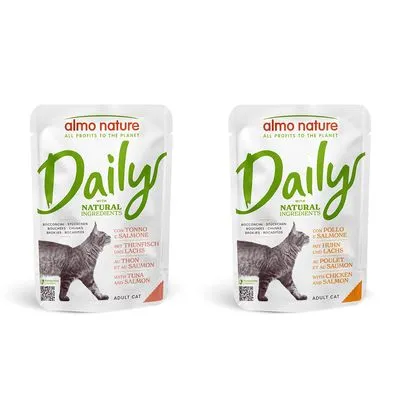 Twee zakjes Almo Nature Daily Adult Cat natvoer, varianten met tonijn & zalm en kip & zalm. Op de verpakking: 'Natural Ingredients', afbeelding van een kat, tekst in meerdere talen.