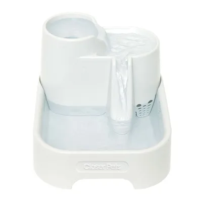 Fontanella per animali Closer Pets in plastica bianca con flusso d'acqua a cascata visibile e vaschetta inferiore, marchio Closer Pets sul fronte.
