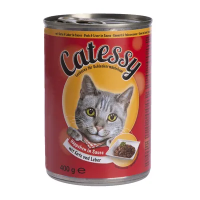Burk med kattmat Catessy, 400 g. Text: Häppchen in Sauce mit Ente und Leber. Bild på grå katt och en tallrik med bitar i sås.