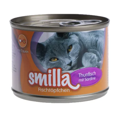 Boîte de nourriture pour chat Smilla Fischtöpfchen, texte visible : Thunfisch mit Sardine, mit Taurin. Image d’un chat gris sur l’étiquette.