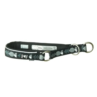 Schwarzes Halsband mit geometrischem Muster, Grössenangabe 30-40 cm, Material 100% Polyester, hergestellt in China, entworfen in England.