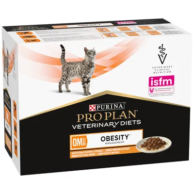 Purina Pro Plan Veterinary Diets OM Obesity Management macskaeledel csomagolás, ISFM logóval, csirkés falatok képe, fehér-fekete dobozon álló cirmos macskával.