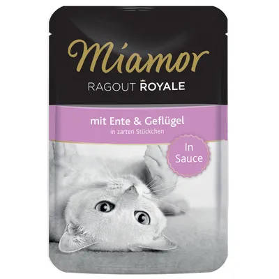 Miamor Ragout Royale con anatra e pollame in teneri pezzi, in salsa. Confezione con un gatto sdraiato.