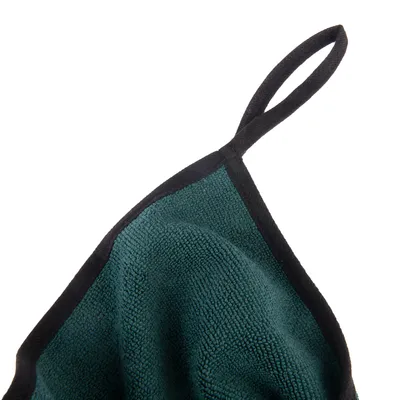 Grünes Mikrofaser-Handtuch mit schwarzem Rand und Aufhängeschlaufe, geeignet zum Trocknen oder Reinigen.