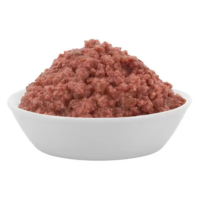 Miska s červeným, vlhkým mokrým krmivem. Konzistence ukazuje nasekané kousky masa.