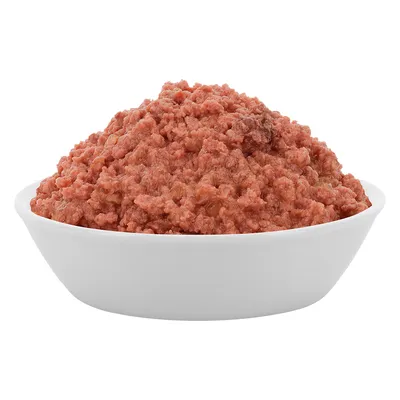 Miska s červeným, vlhkým krmivem pro zvířata s hrubou konzistencí.