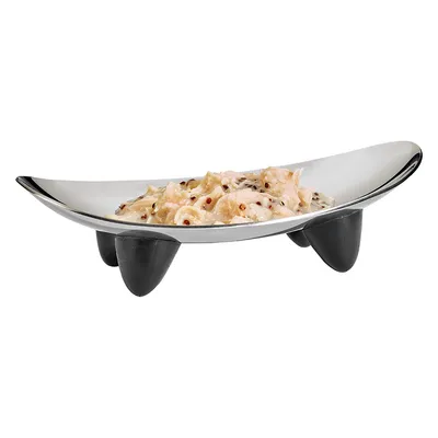 Serveerschaal met zwarte voet, gevuld met een portie natvoer met zichtbare ingrediënten zoals stukjes vlees en kruiden.