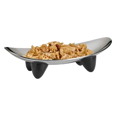 Serveerkom met zwarte voet, gevuld met fijngemaakt voer. Presentatie van dierenvoeding op een stijlvolle schaal.