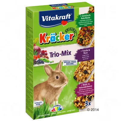 Vitakraft Kräcker Trio-Mix pour lapins nains, 3 variétés : légumes & betterave rouge, raisin & noix, fruits des bois & baies de sureau, recette sans sucre, image d’un lapin sur l’emballage.