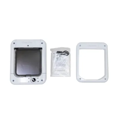Chatière blanche Classic Pets avec porte battante, cadre supplémentaire et sachet contenant câble et notice visibles.