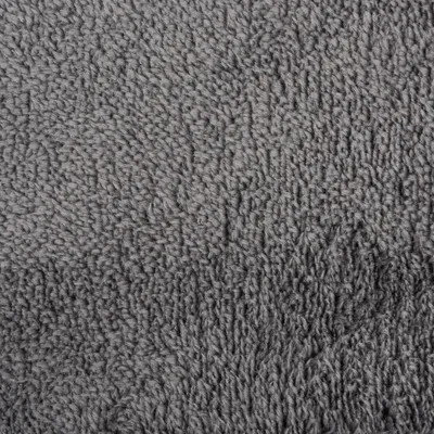 Detail van grijze stof met zichtbare textuur, mogelijk fleece of pluche materiaal.