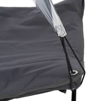 Detailaufnahme eines grauen Stoffbezugs mit Ösen und elastischen Bändern, befestigt an einer Metallstruktur.