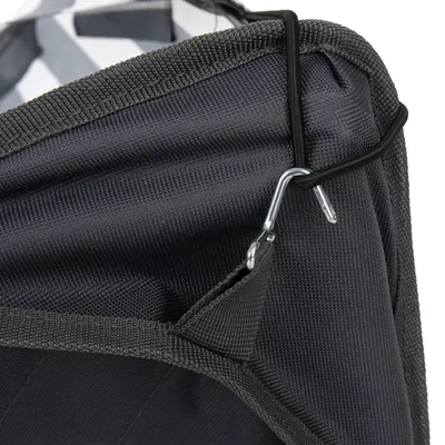 Detailaufnahme eines schwarzen Stoffmaterials mit Metallhaken und elastischem Band zur Befestigung.