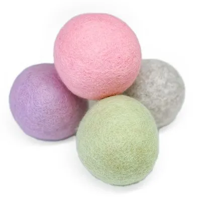 Vier vilten ballen in pastelkleuren: roze, paars, groen en grijs. Materiaal: vilt. Geen merknaam of tekst zichtbaar.
