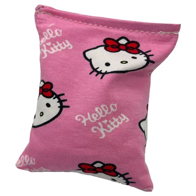 Rosa Kissen mit Hello Kitty-Motiv und Schriftzug 'Hello Kitty', dekorative Gestaltung.