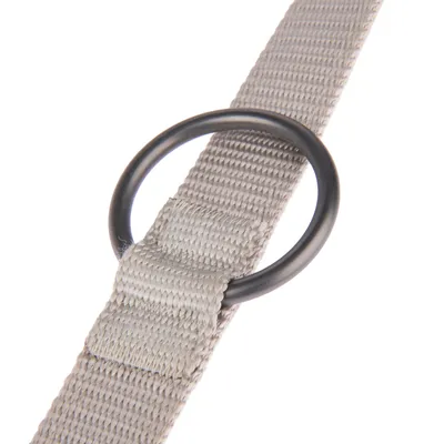 Detailaufnahme eines grauen Nylonbandes mit schwarzem Metallring, geeignet für Befestigungen oder Zubehör.