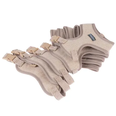 Flere beige hundeseler med sildebensmønster og klikspænder, stablet. Mærket 'Project Blu' synligt.