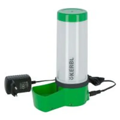 Podajnik wody marki Kerbl z zieloną podstawą, białym pojemnikiem i podłączonym zasilaczem sieciowym. Widoczne logo KERBL na pojemniku.