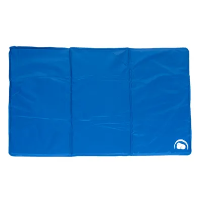 Tappetino refrigerante blu con logo bianco nell’angolo, forma rettangolare e segmenti piegati visibili.