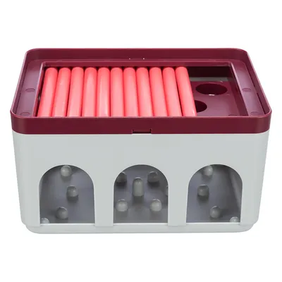 Plastová interaktivní krabice s červenými válečky nahoře a otvory ve spodní části, uvnitř šedé výstupky. Bez viditelné značky nebo textu.