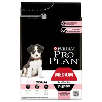 Опаковка Purina Pro Plan Medium Puppy Sensitive Skin с изображение на кученце, надписи OPTIDERMA и Opti Nutrition, обозначения за сьомга и чувствителна кожа.