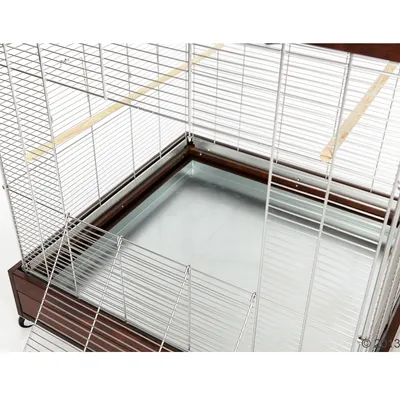 Gabbia in metallo con base rettangolare, fondo estraibile in metallo e posatoi in legno visibili all'interno.