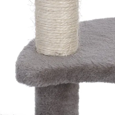 Árbol rascador con funda de felpa gris y poste rascador envuelto en sisal.