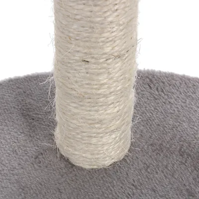 Rascador de sisal con base de alfombra gris, vista detallada de los materiales.