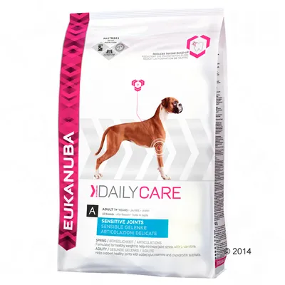 Saco de ração Eukanuba Daily Care Sensitive Joints para cães adultos, com imagem de cão e texto visível: 'Sensitive Joints', 'Adult 1+ Years', 'All breeds', informações em várias línguas.