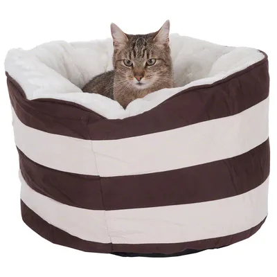 Gestreiftes Katzenbett mit braunen und weissen Streifen, weicher Innenpolsterung. Katze sitzt im Bett und schaut nach vorne.