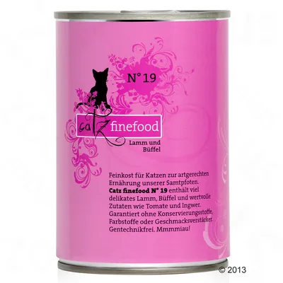 Консерва Catz finefood N° 19 Lamm und Büffel. Видими текстове на немски: без консерванти, оцветители или овкусители, без ГМО. Розова опаковка с черна котка.