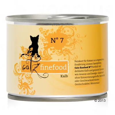 Conservă catz finefood N° 7 Kalb pentru pisici, etichetă galbenă cu siluetă de pisică și text în limba germană. Ambalaj metalic cu capac pull-tab.