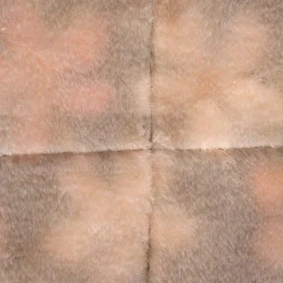 Nahaufnahme eines weichen, beigen Stoffes mit leichtem Muster, möglicherweise für Haustierdecken oder Polster geeignet.